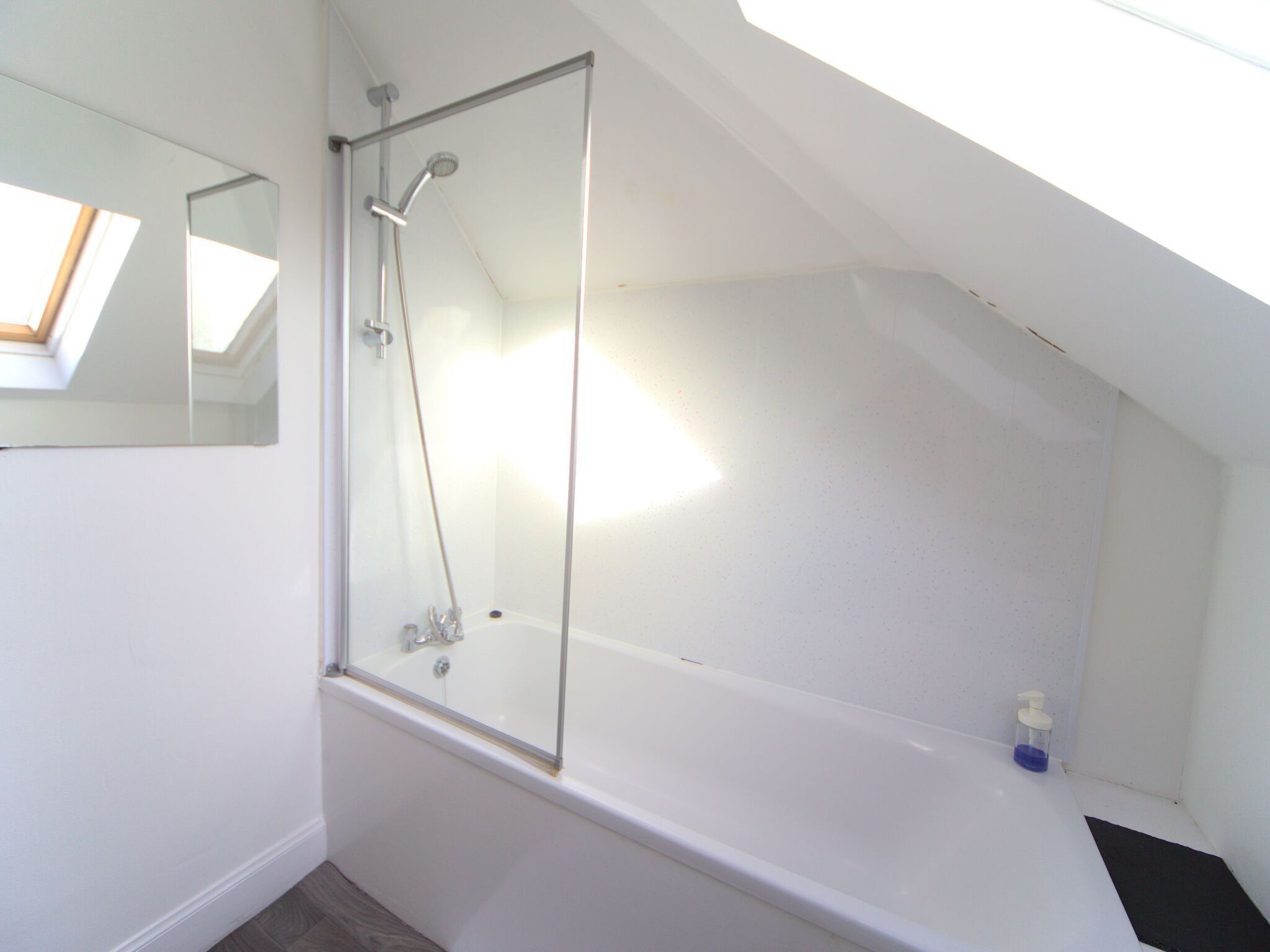 Bathtub, towels