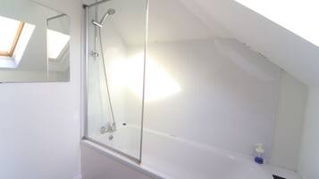 Bathtub, towels