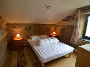 House | 2 bedrooms, individually furnished, iron/ironing board, bed sheets