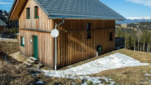 Exterior - Wonderful Chalet in Klippitztörl with Hot Tub & Sauna (Bad Sankt Leonhard im Lavanttal)
