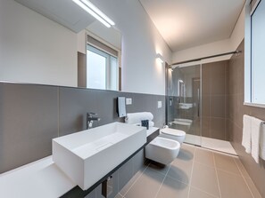 Apartment | Bathroom - Fancy Apartment in Venice near Campo Padre Soccer Club (Mestre)