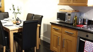 Fridge, microwave, oven, electric kettle - Luxurious Holiday Home in Bakewell Near Chatsworth House (Bakewell)