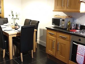 Fridge, microwave, oven, electric kettle - Luxurious Holiday Home in Bakewell Near Chatsworth House (Bakewell)