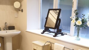 Bathtub, towels - Luxurious Holiday Home in Bakewell Near Chatsworth House (Bakewell)