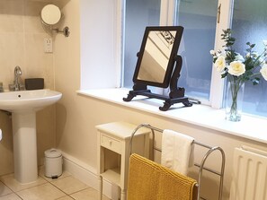 Bathtub, towels - Luxurious Holiday Home in Bakewell Near Chatsworth House (Bakewell)