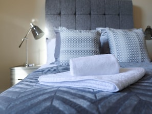 1 habitación y ropa de cama