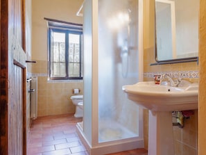 Shower, towels - Rustic Holiday Home in Piegaro near Tavernelle Aquatic Park (Piegaro)