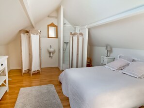 House | 5 bedrooms, individually furnished, bed sheets
