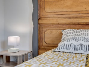 2 kamar tidur dan dilengkapi dengan perabotan berbeda-beda