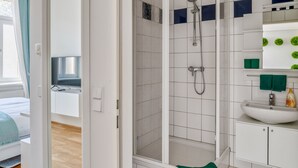 Shower - Simplistic Holiday Home in Wien near Schönbrunn Palace (Vienna)