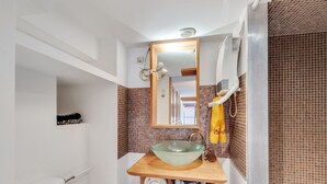 Shower, towels - Seculded Holiday Home in Beaulieu sur Mer Near Lake Beach (Beaulieu-sur-Mer)