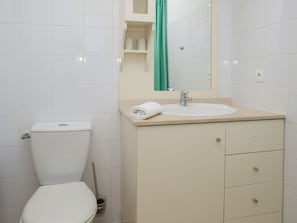 Combined shower/bathtub, towels - Serene Villa in Les Forges With Swimming Pool (Les Forges)