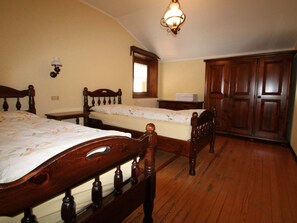 House | 3 bedrooms, cribs/infant beds
