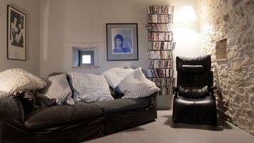 5 bedrooms, individually furnished, bed sheets