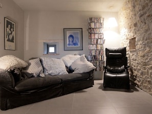 5 bedrooms, individually furnished, bed sheets