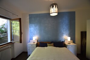 3 habitaciones, muebles diferentes y ropa de cama