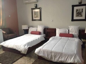 デラックス ダブルまたはツインルーム | セーフティボックス (室内)、客室ごとに異なる装飾、客室ごとに異なるインテリア、ベッドシーツ