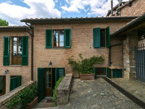 Exterior - Villa in Siena With Pool and Tuscan Views (Siena)