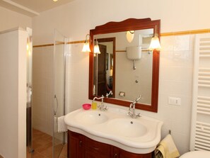 Bathtub, towels - Villa With Tower Between Olive Trees With Private Swimming Pool, Nice View (Pietranico)