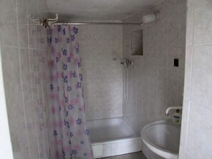 Bathroom - Peaceful Holiday Home in Holin With Garden (Holín)