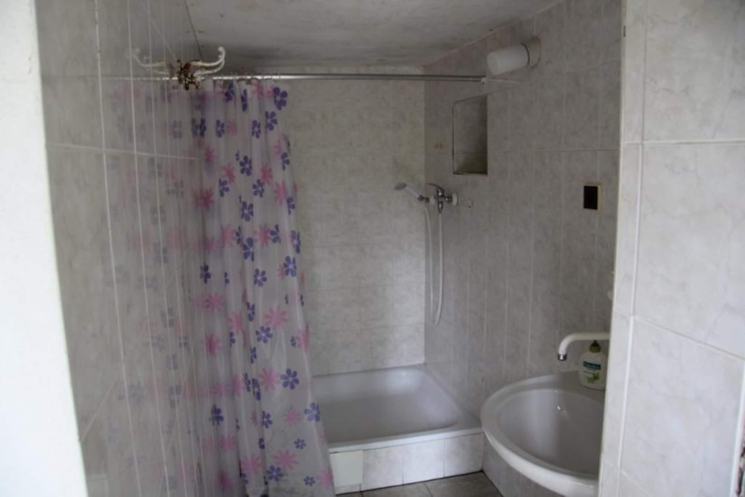 Un baño con ducha, inodoro y lavamanos.