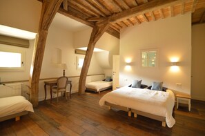A bedroom with a wooden ceiling, two beds, a desk, and a chair. - Marchin Castle With Sauna (Marchin)