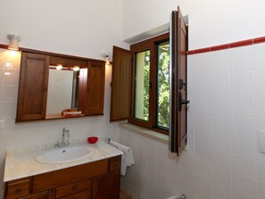 Bathtub, towels