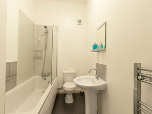 Combined shower/tub, towels