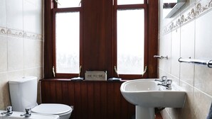 Shower, towels - Classy Holiday Home in Dundee Next to River (Dundee)