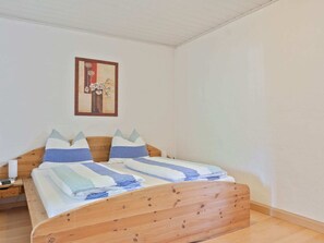 4 عدّة غرف نوم وطراز فريد لكل وحدة وملاءات أسرّة