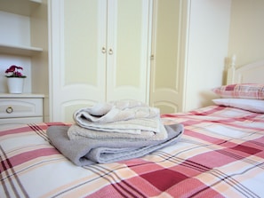 3 bedrooms, bed sheets - Modern Holiday Home in Doonfoot Near Ayr Beach With Garden (Ayr)