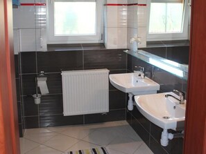 Combined shower/bathtub, towels - Large, Luxurious Apartment Located Near the Sea and Kolberg (Kolobrzeg)