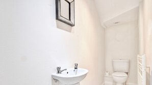Bathtub, towels - Serene Apartment in Paisley near Paisley Abbey (Paisley)