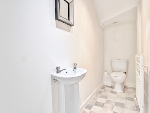 Bathtub, towels - Serene Apartment in Paisley near Paisley Abbey (Paisley)
