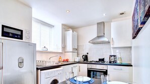 Fridge, microwave, oven, electric kettle - Serene Apartment in Paisley near Paisley Abbey (Paisley)