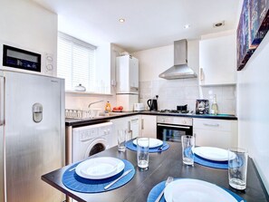 Lemari es, microwave, oven, dan ketel listrik