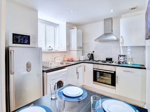 Fridge, microwave, oven, electric kettle - Serene Apartment in Paisley near Paisley Abbey (Paisley)