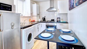 Dining - Serene Apartment in Paisley near Paisley Abbey (Paisley)