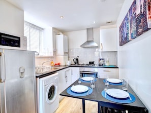 Dining - Serene Apartment in Paisley near Paisley Abbey (Paisley)