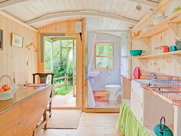 House | Bathroom - Shepherds Hut Near Exmoor National Park (Taunton)