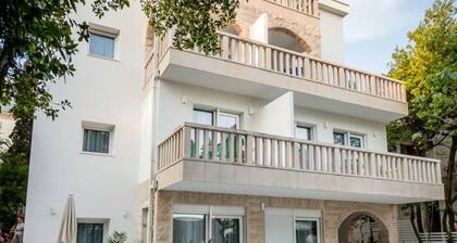 Scenic Apartment in Makarska near Nugal Beach & Vepric