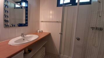 Shower, towels