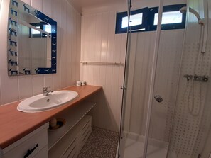 Shower, towels - Charming Cottage in Normandy for Family Close to Seabeach (Tracy-sur-Mer)