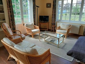 Living room - Charming Cottage in Normandy for Family Close to Seabeach (Tracy-sur-Mer)