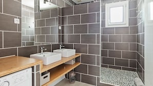 Bathroom - Charming Holiday Home in Presqu'ile de Giens With Garden (Hyeres)