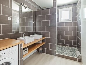 Combined shower/bathtub, hair dryer - Charming Holiday Home in Presqu'ile de Giens With Garden (Hyeres)