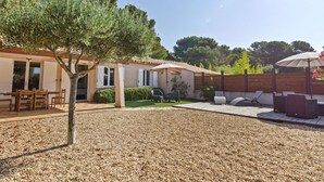 Exterior - Charming Holiday Home in Presqu'ile de Giens With Garden (Hyeres)