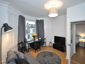 Dining - Sophisticated Apartment in Glasgow near Ibrox Stadium (Glasgow)