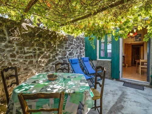 Lush Holiday Home in Sainte-croix-de-caderle With Terrace