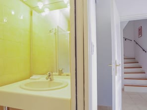 Bathtub - Modern Villa in Saumane-de-vaucluse With Swimming Pool (Saumane-de-Vaucluse)